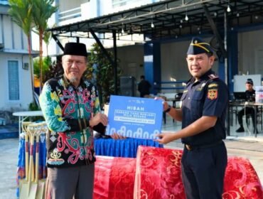 Pemerintah Kabupaten Nunukan, menerima penyerahan hibah barang hasil tegahan periode 205 – 2026, dari Kepala Kantor Pengawasan dan Pelayanan Bea dan Cukai (KPPBC) Nunukan, Rommy Heryadi, Jum'at (30/10/2026). Dok.Prokopim.