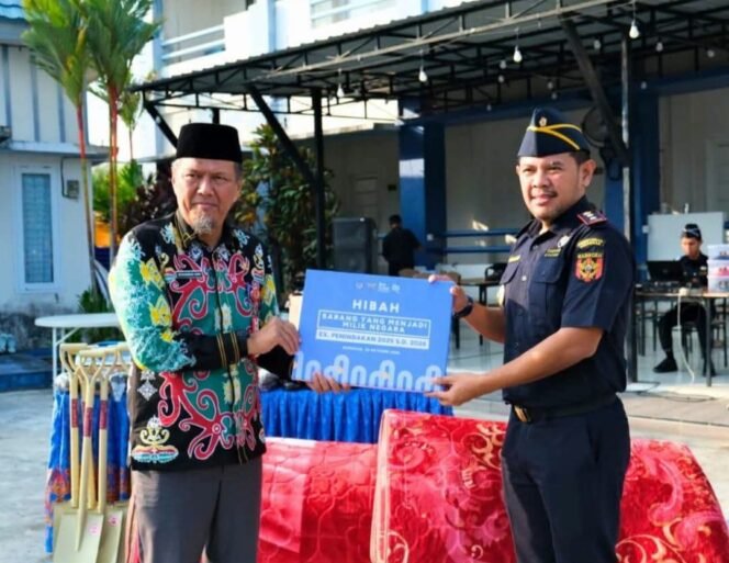 
					Pemerintah Kabupaten Nunukan, menerima penyerahan hibah barang hasil tegahan periode 205 – 2026, dari Kepala Kantor Pengawasan dan Pelayanan Bea dan Cukai (KPPBC) Nunukan, Rommy Heryadi, Jum'at (30/10/2026). Dok.Prokopim.