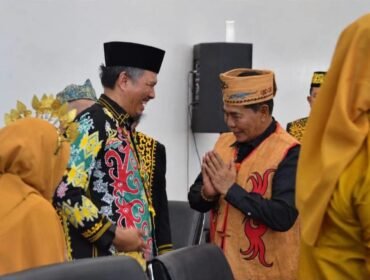 Asisten Tata pemerintahan dan Kesbang Setda Nunukan, Muhammad Amin, saat bertemu Gubernur Kaltara, Zainal Arifin Paliwang di Rapat Paripurna HUT 14 Tahun Kaltara. Dok.Prokopim Nunukan.