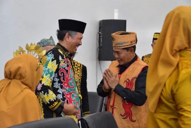 
					Asisten Tata pemerintahan dan Kesbang Setda Nunukan, Muhammad Amin, saat bertemu Gubernur Kaltara, Zainal Arifin Paliwang di Rapat Paripurna HUT 14 Tahun Kaltara. Dok.Prokopim Nunukan.