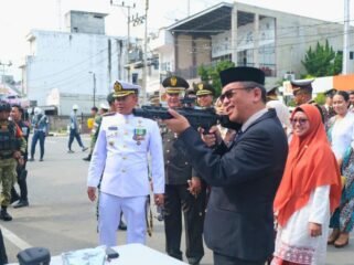 Pj Sekda Nunukan, Raden Iwan Kurniawan  mencoba simulasi menembak dengan jarak kurang lebih 8 meter di perayaan HUT TNI 81 di Tugu Dwikora. Dok.Prokopim Nunukan.