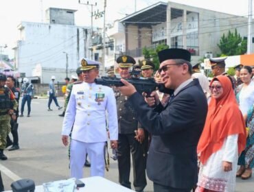 Pj Sekda Nunukan, Raden Iwan Kurniawan  mencoba simulasi menembak dengan jarak kurang lebih 8 meter di perayaan HUT TNI 81 di Tugu Dwikora. Dok.Prokopim Nunukan.