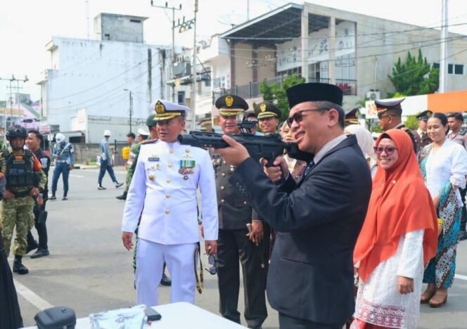
					Pj Sekda Nunukan, Raden Iwan Kurniawan  mencoba simulasi menembak dengan jarak kurang lebih 8 meter di perayaan HUT TNI 81 di Tugu Dwikora. Dok.Prokopim Nunukan.