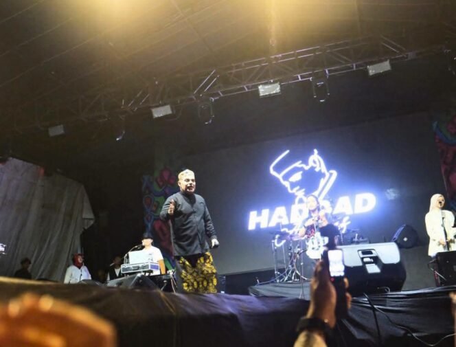 
					Artis Religi Haddad Alwi Assegaf saat memimpin masyarakat Nunukan bersholawat di perayaan HUT Nunukan 27 di Paras Perbatasan. Dok.Prokopim Nunukan.