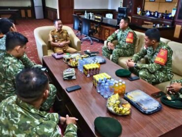 Wakil Bupati Nunukan, Hermanus, menerima kunjungan silaturahmi jajaran Satuan Tugas Pengamanan Perbatasan (Satgas Pamtas) RI-Malaysia Yonkav 8 Narasinga Wiratama Kostrad, Selasa (27/10/2026). Dok.Prokopim Nunukan.