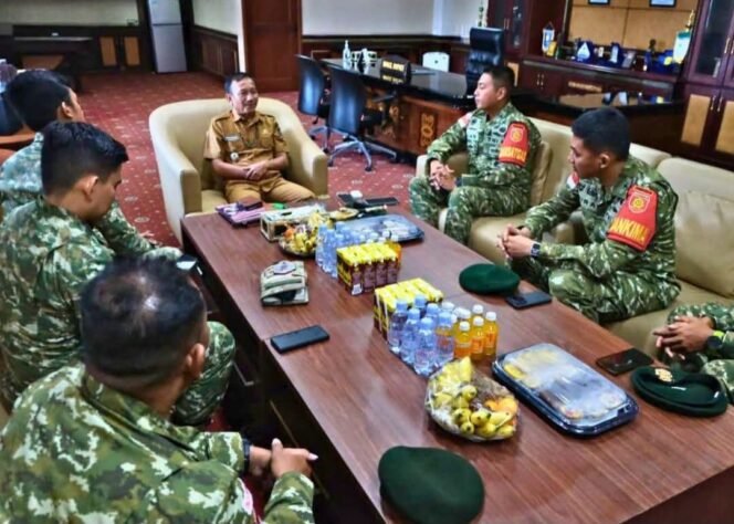
					Wakil Bupati Nunukan, Hermanus, menerima kunjungan silaturahmi jajaran Satuan Tugas Pengamanan Perbatasan (Satgas Pamtas) RI-Malaysia Yonkav 8 Narasinga Wiratama Kostrad, Selasa (27/10/2026). Dok.Prokopim Nunukan.