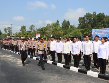 Kapolres Nunukan, AKBP Ruslaeni mengecek kesiapan personel dalam Apel Operasi Patuh Kayan 2026. Dok.Polres Nunukan.