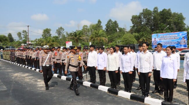 Kapolres Nunukan, AKBP Ruslaeni mengecek kesiapan personel dalam Apel Operasi Patuh Kayan 2026. Dok.Polres Nunukan.