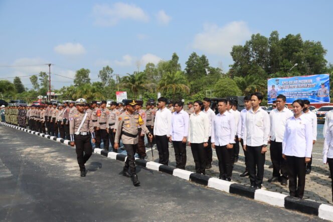 
					Kapolres Nunukan, AKBP Ruslaeni mengecek kesiapan personel dalam Apel Operasi Patuh Kayan 2026. Dok.Polres Nunukan.