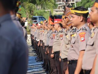 Anggota Polres Nunukan mengenakan ragam topi adat dalam Upacara Peringatan Sumpah Pemuda ke 98, di Lapangan Tribrata, Mako Polres Nunukan, Rabu (28/10/2026). Dok.Polres Nunukan.