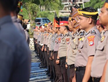 Anggota Polres Nunukan mengenakan ragam topi adat dalam Upacara Peringatan Sumpah Pemuda ke 98, di Lapangan Tribrata, Mako Polres Nunukan, Rabu (28/10/2026). Dok.Polres Nunukan.