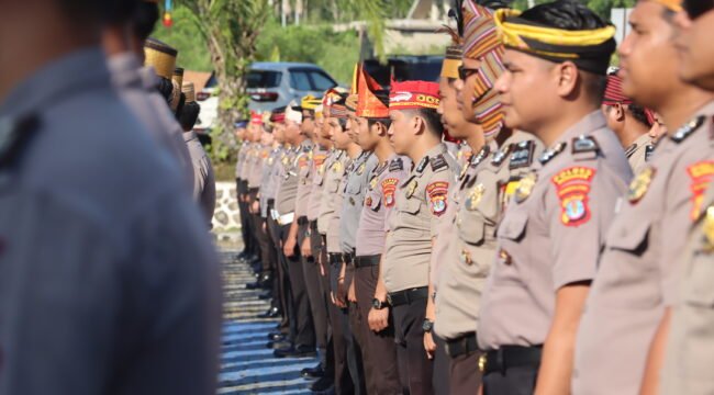 Anggota Polres Nunukan mengenakan ragam topi adat dalam Upacara Peringatan Sumpah Pemuda ke 98, di Lapangan Tribrata, Mako Polres Nunukan, Rabu (28/10/2026). Dok.Polres Nunukan.