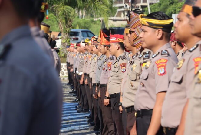 
					Anggota Polres Nunukan mengenakan ragam topi adat dalam Upacara Peringatan Sumpah Pemuda ke 98, di Lapangan Tribrata, Mako Polres Nunukan, Rabu (28/10/2026). Dok.Polres Nunukan.