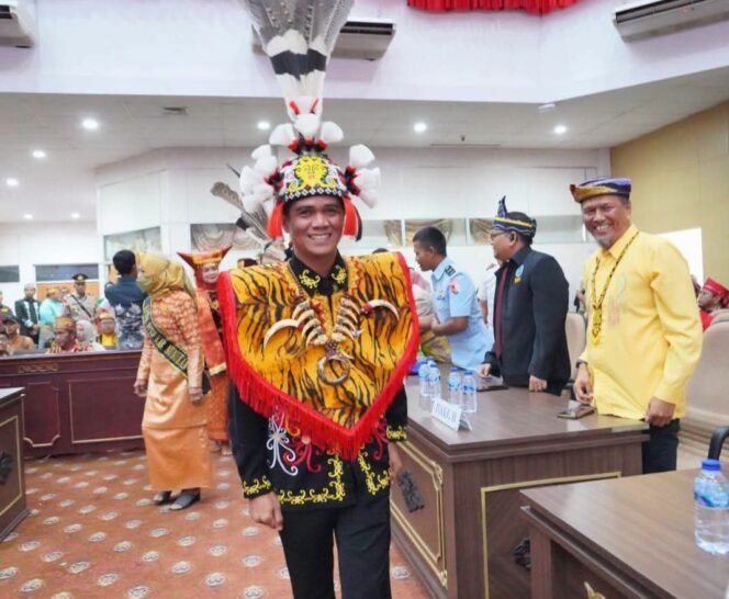 
					Bupati Nunukan, Irwan Sabri meneganakan busana adat khas Kalimantan di perayaan HUT 27 Nunukan, Senin (12/10/2026). Dok.Prokopim Nunukan.