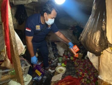 Polisi menemukan jasad Rohani, Lansia penjual buah di Jembatan Pasar Pagi. Jasad terbungkus lapisan kain dan diperkirakan waktu kematian sudah sepekan. Dok.Polres Nunukan.