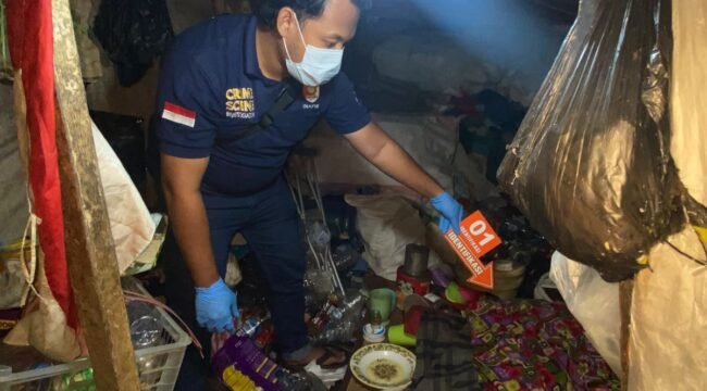 Polisi menemukan jasad Rohani, Lansia penjual buah di Jembatan Pasar Pagi. Jasad terbungkus lapisan kain dan diperkirakan waktu kematian sudah sepekan. Dok.Polres Nunukan.