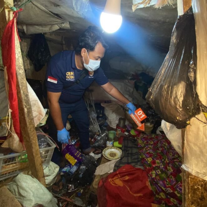 
					Polisi menemukan jasad Rohani, Lansia penjual buah di Jembatan Pasar Pagi. Jasad terbungkus lapisan kain dan diperkirakan waktu kematian sudah sepekan. Dok.Polres Nunukan.