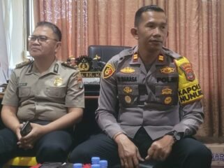 Kapolsek Nunukan Kota, Iptu Disko Barasa (kanan) dan Kasi Humas Polres Nunukan, Ipda Idris.