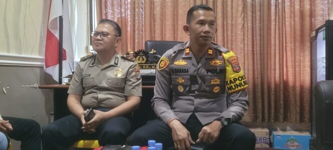 
					Kapolsek Nunukan Kota, Iptu Disko Barasa (kanan) dan Kasi Humas Polres Nunukan, Ipda Idris.