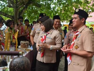 Bupati Nunukan, Irwan Sabri bersama Ketua Kwartir Daerah (Kwarda) Gerakan Pramuka Kalimantan Utara, Rahmawati Zainal, saat melihat hasil karya dan makanan olahan anak anak Pramuka Nunukan. Dok.Prokopim Nunukan.