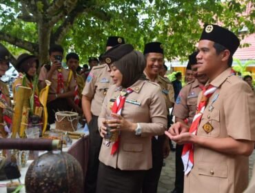 Bupati Nunukan, Irwan Sabri bersama Ketua Kwartir Daerah (Kwarda) Gerakan Pramuka Kalimantan Utara, Rahmawati Zainal, saat melihat hasil karya dan makanan olahan anak anak Pramuka Nunukan. Dok.Prokopim Nunukan.