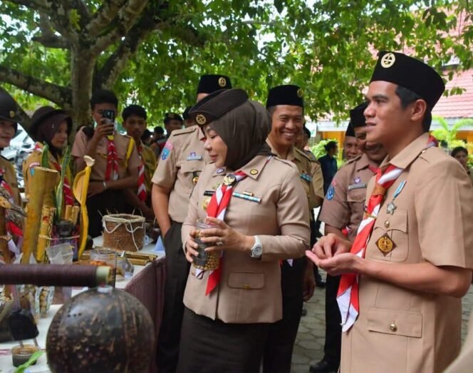 
					Bupati Nunukan, Irwan Sabri bersama Ketua Kwartir Daerah (Kwarda) Gerakan Pramuka Kalimantan Utara, Rahmawati Zainal, saat melihat hasil karya dan makanan olahan anak anak Pramuka Nunukan. Dok.Prokopim Nunukan.