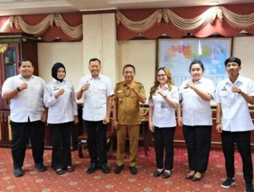 Wakil Bupati Nunukan, Hermanus, berfoto bersama Kepala Kantor Pelayanan Pemenuhan Gizi (KPPG) Kelas I BGN Provinsi Kalimantan Utara, Dr.Harjito, dan para stafnya, Selasa (27/10/2026). Dok.Prokopim.