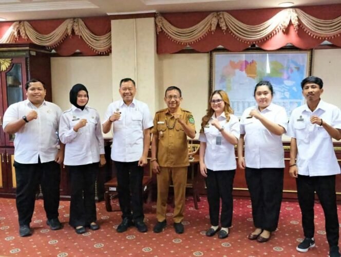 
					Wakil Bupati Nunukan, Hermanus, berfoto bersama Kepala Kantor Pelayanan Pemenuhan Gizi (KPPG) Kelas I BGN Provinsi Kalimantan Utara, Dr.Harjito, dan para stafnya, Selasa (27/10/2026). Dok.Prokopim.