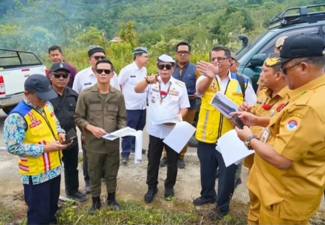 
					Kunjungan Kementerian PU ke Krayan, membahas pembangunan jalan Krayan - Malinau yang bakal dituntaskan 2028. Dok.Prokopim Nunukan.