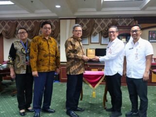 Sekda Nunukan, Raden Iwan Kurniawan (kemeja putih) saat menyambut kunjungan Konsulat RI Tawau, Dino Nurwahyudin. Dok.Prokopim Nunukan.