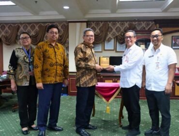 Sekda Nunukan, Raden Iwan Kurniawan (kemeja putih) saat menyambut kunjungan Konsulat RI Tawau, Dino Nurwahyudin. Dok.Prokopim Nunukan.