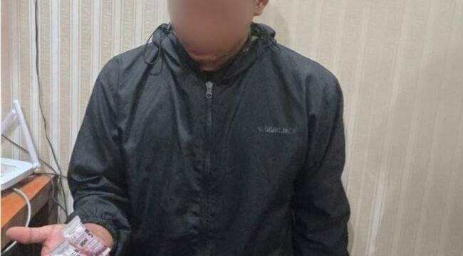 JA, warga Sebatik yang diamankan polisi lantaran menyelundupkan liquid mengandung etomidate dari Malaysia. Dok.Polres Nunukan.