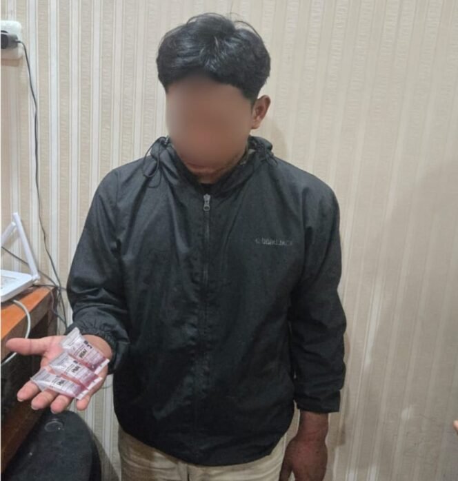 
					JA, warga Sebatik yang diamankan polisi lantaran menyelundupkan liquid mengandung etomidate dari Malaysia. Dok.Polres Nunukan.