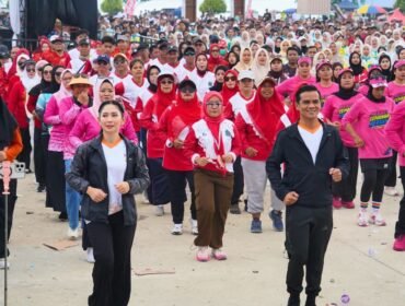 Bupati Nunukan, Irwan Sabri dan istri, Andi Muthia Annisa saat hadir dalam pemecahan rekor MURI Senam LUKIWOL dengan peserta terbanyak di RTP Paras Perbatasan, Minggu (11/10/2026). Dok.Prokopim Nunukan.