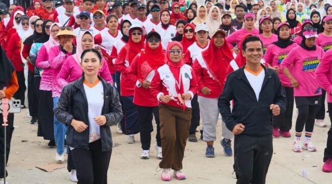 Bupati Nunukan, Irwan Sabri dan istri, Andi Muthia Annisa saat hadir dalam pemecahan rekor MURI Senam LUKIWOL dengan peserta terbanyak di RTP Paras Perbatasan, Minggu (11/10/2026). Dok.Prokopim Nunukan.