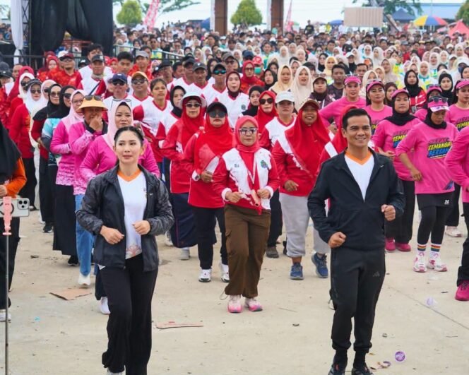 
					Bupati Nunukan, Irwan Sabri dan istri, Andi Muthia Annisa saat hadir dalam pemecahan rekor MURI Senam LUKIWOL dengan peserta terbanyak di RTP Paras Perbatasan, Minggu (11/10/2026). Dok.Prokopim Nunukan.