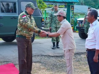 Bupati Nunukan, Irwan Sabri saat menyambut kedatangan Menhan RI, Sjafrie Sjamsoeddin dalam Kunkernya ke Yon TP 881/Baratama Dharma, di pedalaman Sebuku, Nunukan, Kaltara, Jumat (2/10/2026).Dok.Prokopim Nunukan.