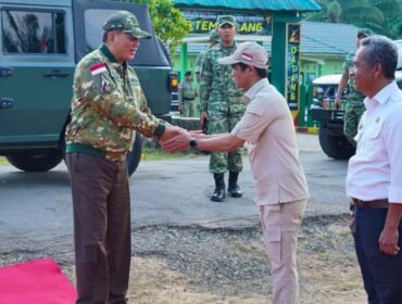 Bupati Nunukan, Irwan Sabri saat menyambut kedatangan Menhan RI, Sjafrie Sjamsoeddin dalam Kunkernya ke Yon TP 881/Baratama Dharma, di pedalaman Sebuku, Nunukan, Kaltara, Jumat (2/10/2026).Dok.Prokopim Nunukan.