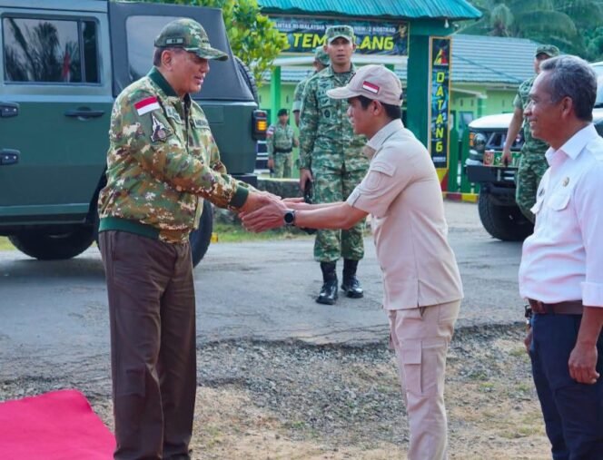 
					Bupati Nunukan, Irwan Sabri saat menyambut kedatangan Menhan RI, Sjafrie Sjamsoeddin dalam Kunkernya ke Yon TP 881/Baratama Dharma, di pedalaman Sebuku, Nunukan, Kaltara, Jumat (2/10/2026).Dok.Prokopim Nunukan.