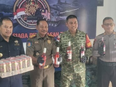 Jumpa pers penyerahan 948 botol dan kaleng Miras oleh Satgas Pamtas RI - Malaysia Yonkav 8/NSW kepada Satpol PP dan Bea Cukai. Miras akan dibawa ke THM di wilayah Sebuku.
