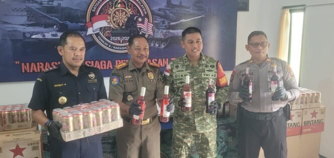 
					Jumpa pers penyerahan 948 botol dan kaleng Miras oleh Satgas Pamtas RI - Malaysia Yonkav 8/NSW kepada Satpol PP dan Bea Cukai. Miras akan dibawa ke THM di wilayah Sebuku.