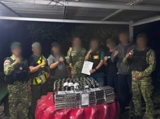 Satuan Tugas Pengaman Perbatasan (Satgas Pamtas) RI – Malaysia dari Batalyon Kavaleri (Yonkav) 8/Narasinga Wiratama (NSW), menggagalkan aksi penyelundupan Miras dan kosmetik illegal dari Malaysia. Dok.Penerangan Yonkav 8/NSW.