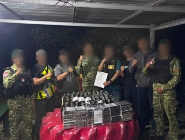 Satuan Tugas Pengaman Perbatasan (Satgas Pamtas) RI – Malaysia dari Batalyon Kavaleri (Yonkav) 8/Narasinga Wiratama (NSW), menggagalkan aksi penyelundupan Miras dan kosmetik illegal dari Malaysia. Dok.Penerangan Yonkav 8/NSW.