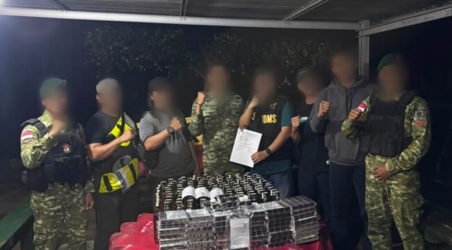 Satuan Tugas Pengaman Perbatasan (Satgas Pamtas) RI – Malaysia dari Batalyon Kavaleri (Yonkav) 8/Narasinga Wiratama (NSW), menggagalkan aksi penyelundupan Miras dan kosmetik illegal dari Malaysia. Dok.Penerangan Yonkav 8/NSW.