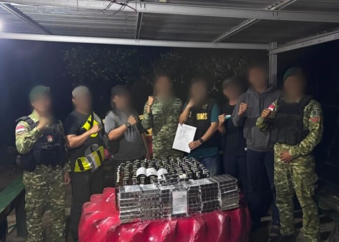 
					Satuan Tugas Pengaman Perbatasan (Satgas Pamtas) RI – Malaysia dari Batalyon Kavaleri (Yonkav) 8/Narasinga Wiratama (NSW), menggagalkan aksi penyelundupan Miras dan kosmetik illegal dari Malaysia. Dok.Penerangan Yonkav 8/NSW.