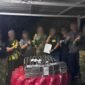 Satuan Tugas Pengaman Perbatasan (Satgas Pamtas) RI – Malaysia dari Batalyon Kavaleri (Yonkav) 8/Narasinga Wiratama (NSW), menggagalkan aksi penyelundupan Miras dan kosmetik illegal dari Malaysia. Dok.Penerangan Yonkav 8/NSW.