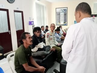 Satpol PP Nunukan melakukan pendampingan dan pengawalan khusus bagi ODGJ yang melakukan perekaman E-KTP di Disdukcapil Nunukan. Dok. Diskominfotik Nunukan.
