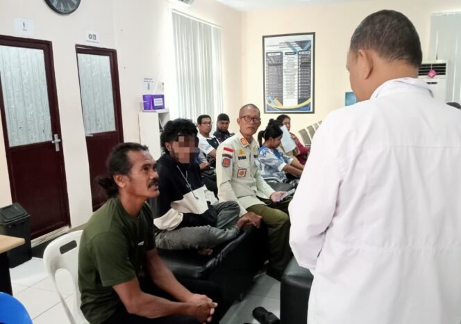 
					Satpol PP Nunukan melakukan pendampingan dan pengawalan khusus bagi ODGJ yang melakukan perekaman E-KTP di Disdukcapil Nunukan. Dok. Diskominfotik Nunukan.