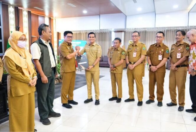 
					Bupati Nunukan, Irwan Sabri memberikan ucapan selamat kepada Kadis Ketahanan Pangan dan Pertanian, Masniadi karena meraih penilaian kinerja terbaik 2025. Dok.Prokopim Nunukan.