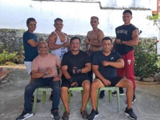 Ketua PBFI Nunukan Johansyah (kaos hitam di tengah) bersama pengurus dan 4 atlet yang akan maju Porprov Kaltara 2026 (belakang). Dok.PBFI Nunukan.